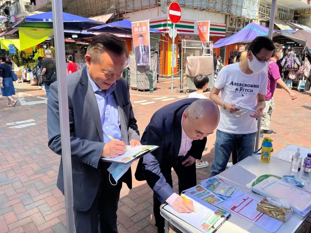 滬港社團總會開展多場支持「完善地區治理建議方案」街站