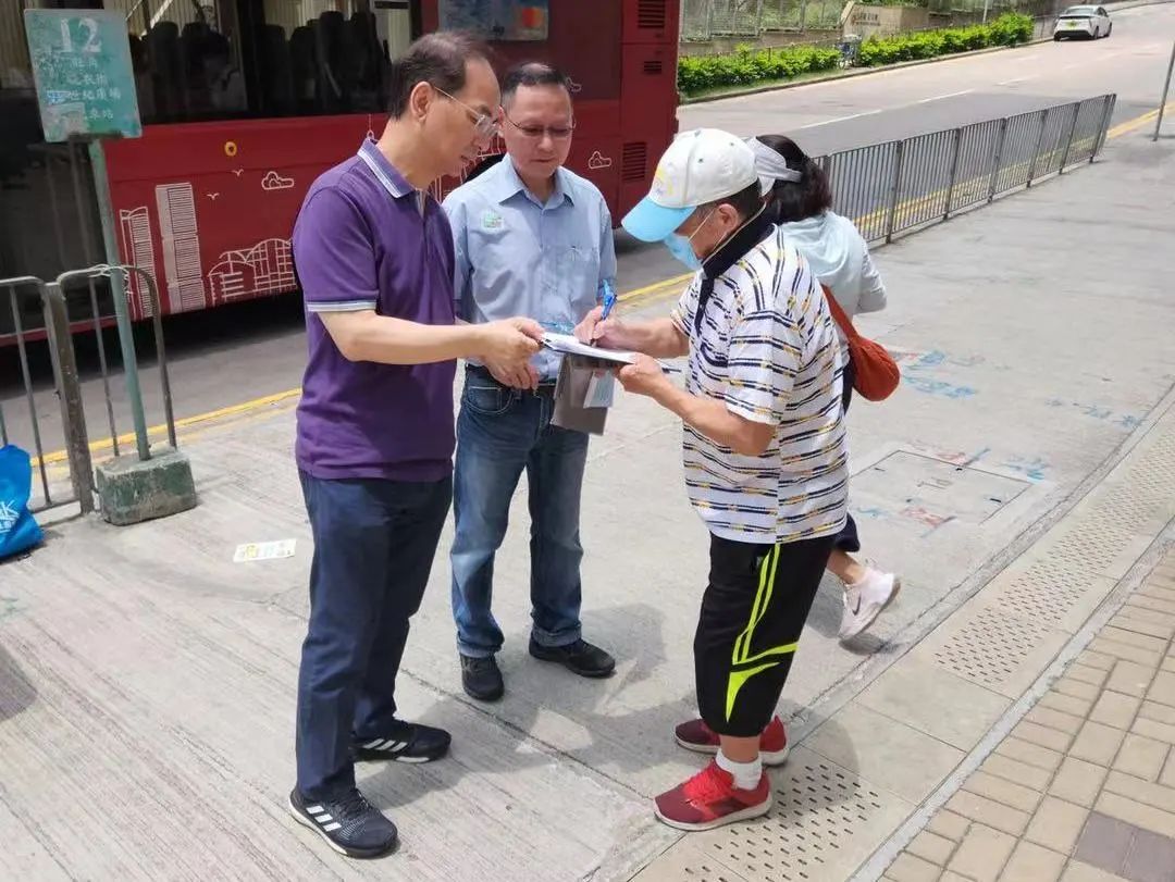 滬港社團總會開展多場支持「完善地區治理建議方案」街站