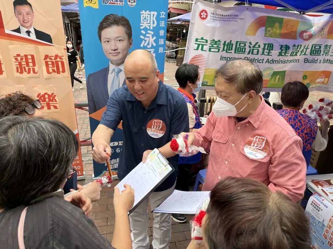 滬港社團總會開展多場支持「完善地區治理建議方案」街站