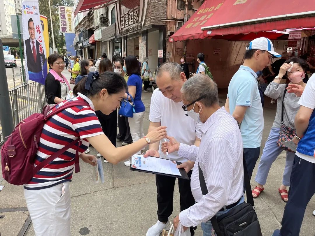 滬港社團總會開展多場支持「完善地區治理建議方案」街站