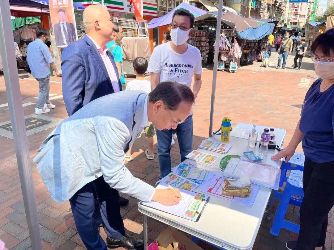 滬港社團總會開展多場支持「完善地區治理建議方案」街站