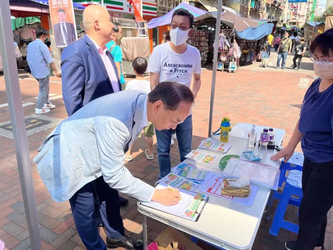 滬港社團總會開展多場支持「完善地區治理建議方案」街站