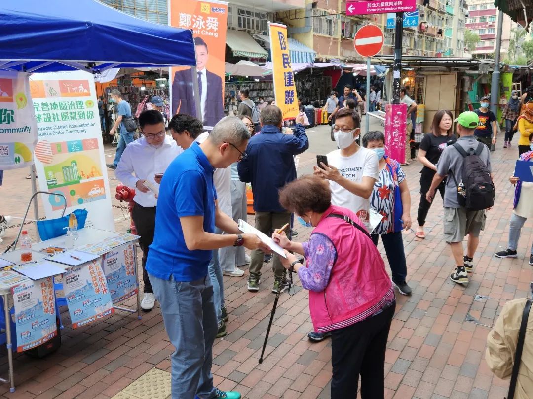 滬港社團總會開展多場支持「完善地區治理建議方案」街站