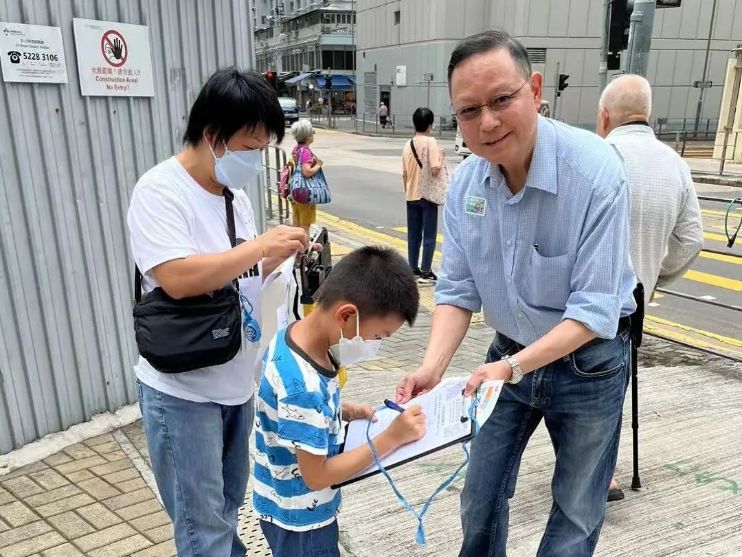 滬港社團總會開展多場支持「完善地區治理建議方案」街站