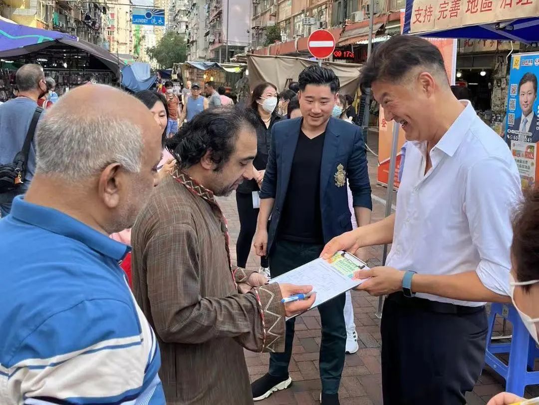 滬港社團總會開展多場支持「完善地區治理建議方案」街站