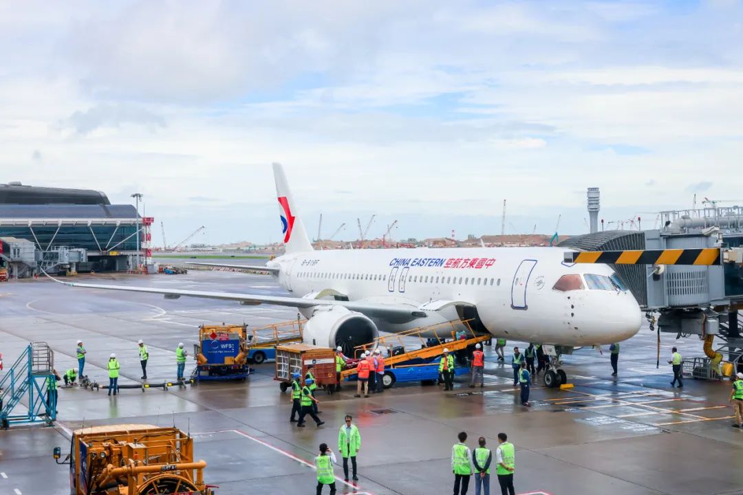 【實習啓動！C919國產大飛機首次跨境商業飛行，香港青年學生首批由港“飛”滬】